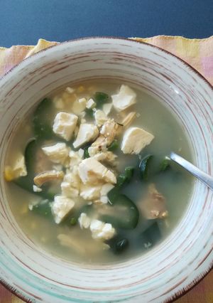 Una foto de Sopa de chile poblano con pollo deshebrado
