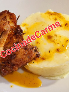 Una foto de Pechuga de pollo especiada con timbal de puré de patata