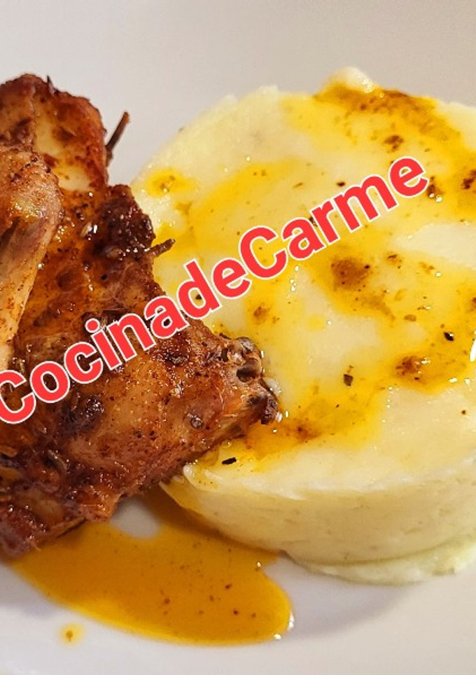 Una foto de Pechuga de pollo especiada con timbal de puré de patata
