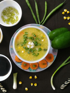 સ્વીટ કોર્ન વેજીટેબલ સૂપ (Sweet Corn Vegetable Soup Recipe In Gujarati) રેસીપી મુખ્ય ફોટો
