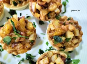Una foto de Mini-tartaletas de patata y pulpo al pimentón