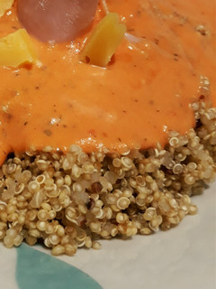 Una foto de Quinoa con salsa fresca de tomates