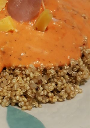 Una foto de Quinoa con salsa fresca de tomates
