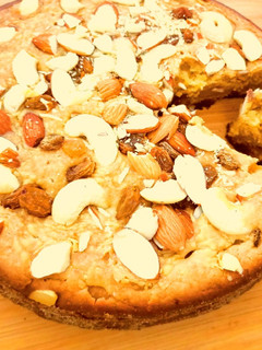आटा जैगरी केक (Atta jaggery cake recipe in Hindi) रेसिपी मुख्य फोटो