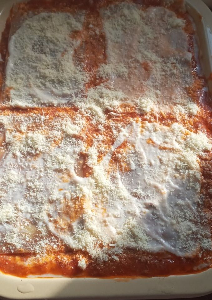 Una foto de Lasaña con salsa boloñesa y salsa Bechamel