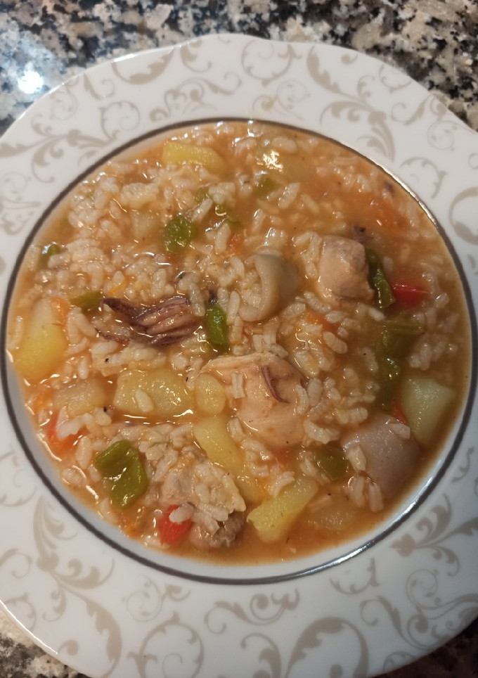 Una foto de Arroz con pollo y calamares. Muy fácil