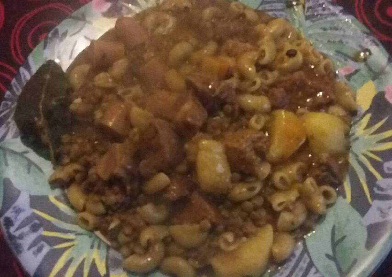 Guiso a la lenteja rebosado con fideos codos