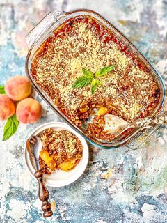 O poză a rețetei Crumble cu piersici.