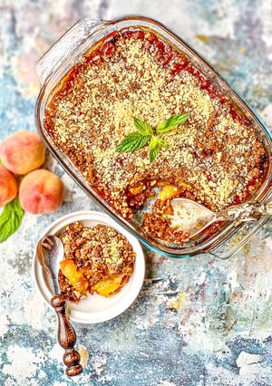 O poză a rețetei Crumble cu piersici.