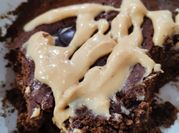 Una foto de postres con crema de mani