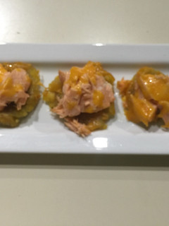 Una foto de Tostones vestidos de Gala(Gratinados y Rellenos de Salmón)