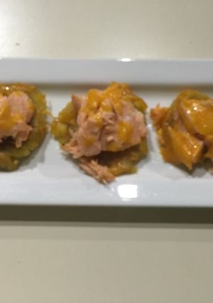 Una foto de Tostones vestidos de Gala(Gratinados y Rellenos de Salmón)