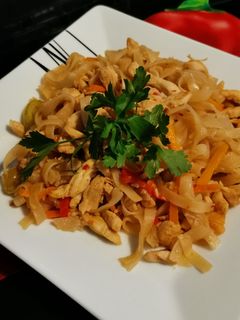 Thai csirkés tészta gluténmentesen recept fotója