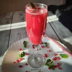 A picture of Pomegranate Mint spritzer.