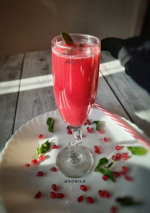 A picture of Pomegranate Mint spritzer.