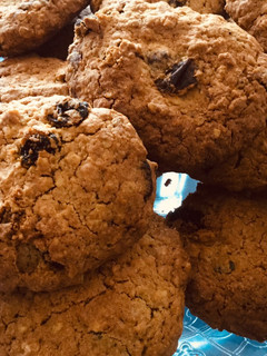 Una foto de Galletas de avena sin gluten con pasas, dátiles y pipas de calabaza