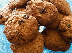 Foto principal de Galletas de avena sin gluten con pasas, dátiles y pipas de calabaza