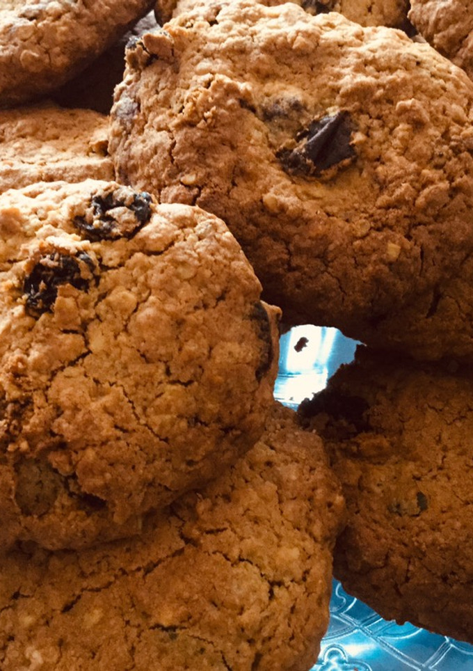 Una foto de Galletas de avena sin gluten con pasas, dátiles y pipas de calabaza