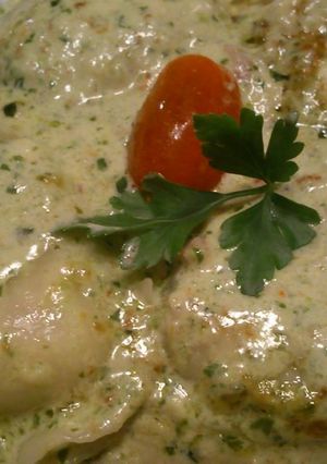 Una foto de Sorrentinos Caprese con Salsa de Espinaca