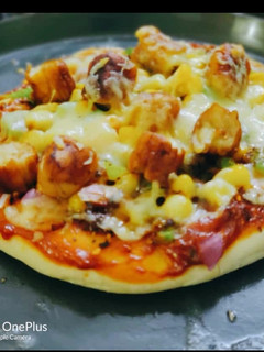 पिज़्ज़ा (Pizza recipe in hindi) रेसिपी मुख्य फोटो