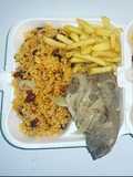 Arroz con habichuelas, bistec encebollado y papas fritas