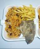 Arroz con habichuelas, bistec encebollado y papas fritas