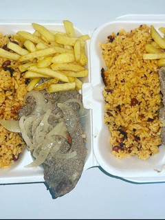 Una foto de Arroz con habichuelas, bistec encebollado y papas fritas