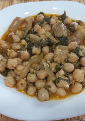 Una foto de Guiso de garbanzos con acelgas🥬🥬