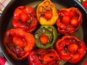 Una foto di peperoni ripieni con carne trita