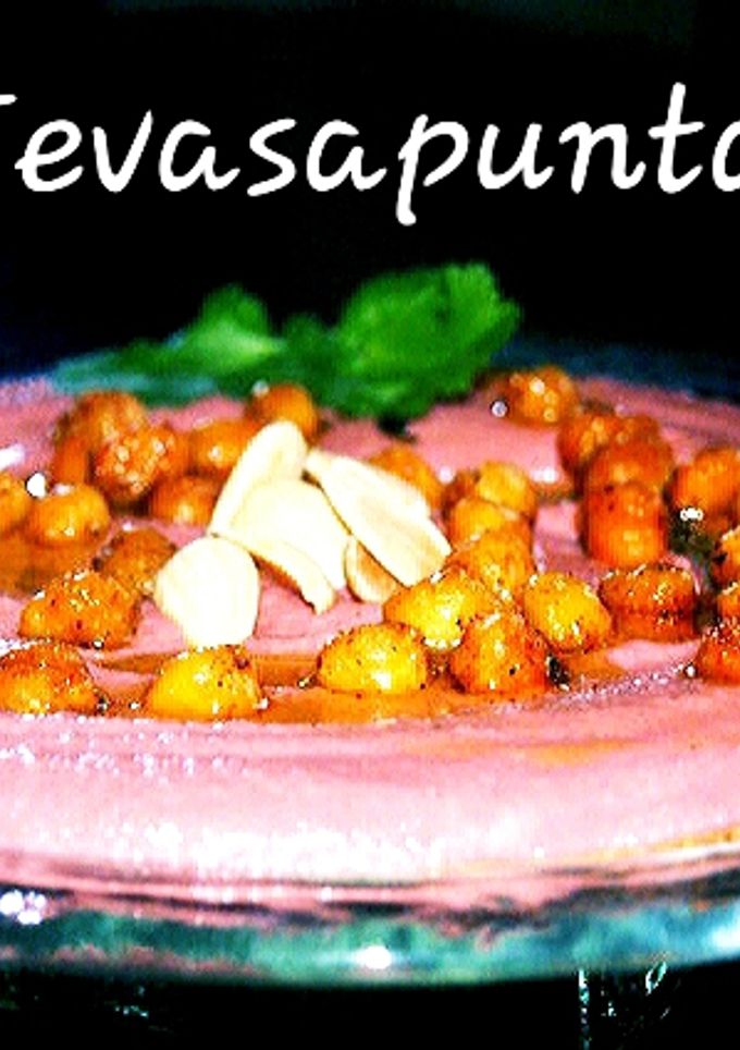 Una foto de Hummus de remolacha y almendras con cilantro y lima
