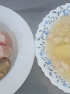Una foto de Cocido granadino de chícharos con col y morcilla de cebolla