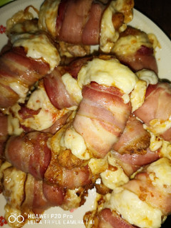Baconbe és sajtba göngyölt, sajtos fasírt recept fotója