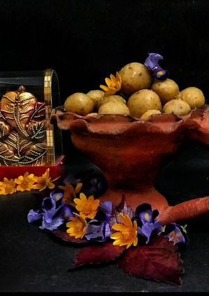 A picture of Moong dal ladoos/moong dal balls.