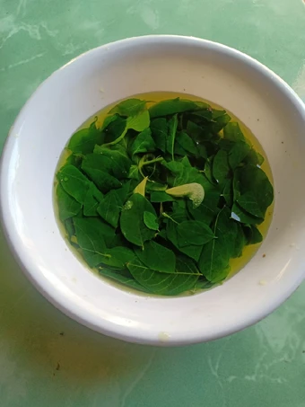 Langkah Gampang Membuat Resep  Sayur bening daun katuk yang Lezat, Bikin Ketagihan