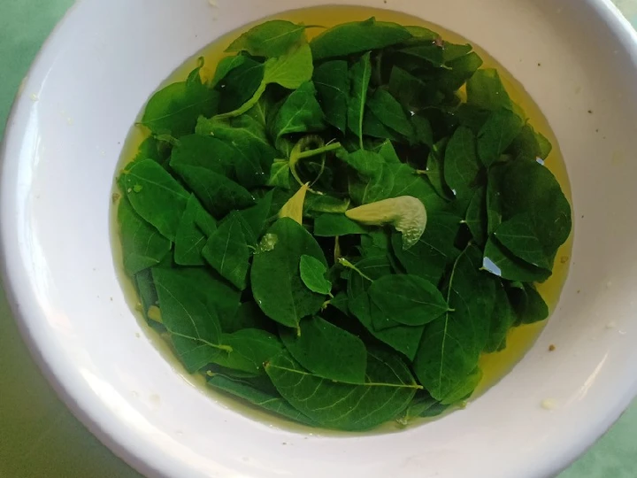 Langkah Gampang Membuat Resep  Sayur bening daun katuk yang Lezat, Bikin Ketagihan
