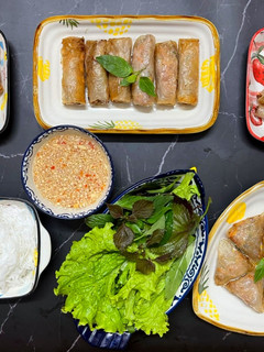 A picture of Vietnamese fried spring rolls (nem/chả giò).