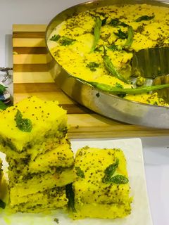 गुजराती खट्टा ढोकला (gujarati khatta dhokla recipe in Hindi) रेसिपी मुख्य फोटो
