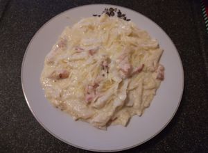 O poză a rețetei Penne carbonara cu șunculiță țărănească.