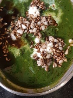झटपट लसुनी पालक (lasuni palak recipe in marathi) रेसिपी चे मुख्य फोटो