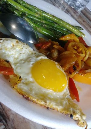 Una foto de Salteado a la mostaza con huevo y espárragos
