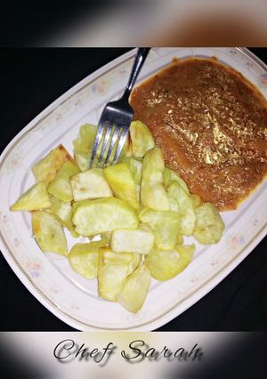 A picture of Fried sweet potato with sauce.