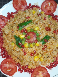टोमेटो फ्राइड राइस (tomato fried rice recipe in Hindi) रेसिपी मुख्य फोटो