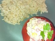 Una foto de tomates rellenos arroz choclo