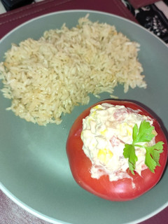 Una foto de Tomate relleno y arroz