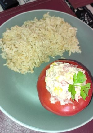 Una foto de Tomate relleno y arroz