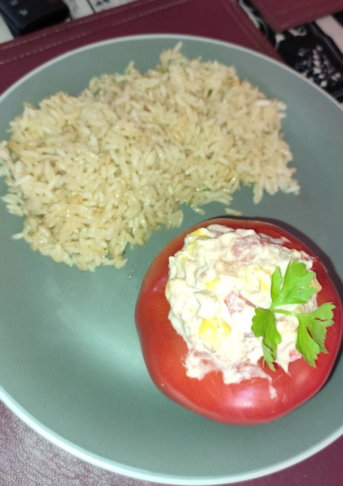 Una foto de Tomate relleno y arroz