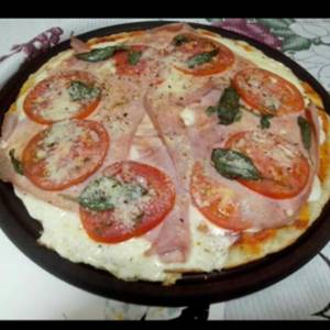 Pizza tomate, albahaca, jamón