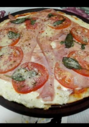 Una foto de Pizza tomate, albahaca, jamón