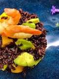 Riso venere con mango, avocado e gamberi
