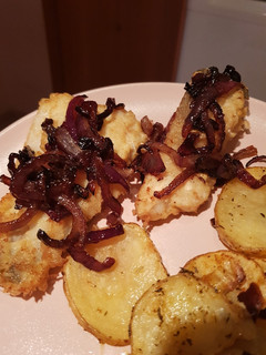 Una foto de Bacalao con cebolla roja